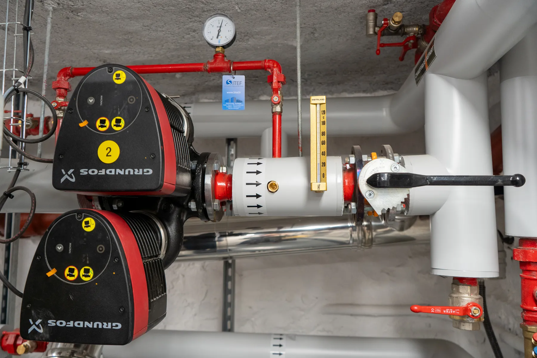 Pompes de circulation Grundfos et instrumentation d’une chaufferie EMICA